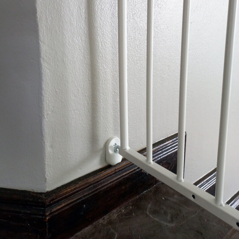 arizona-baby-gate-mounted-to-wall-bottom
