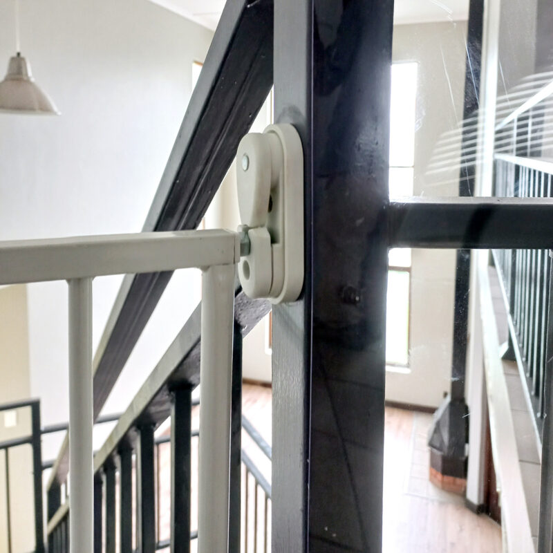 arizona-baby-gate-mounted-to-wall-locked-latch