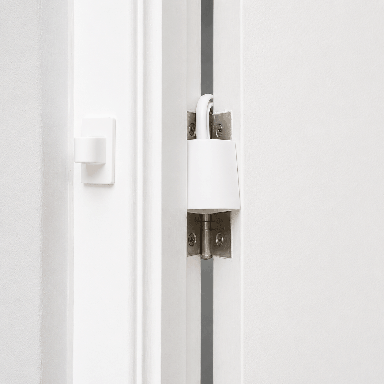 childproof-door-hinge-gap-protector