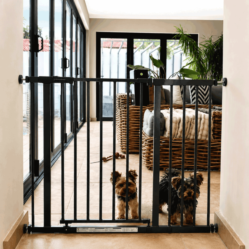 pet-gate-color-charcoal-adjusts-to-fit-areas-92-102cm