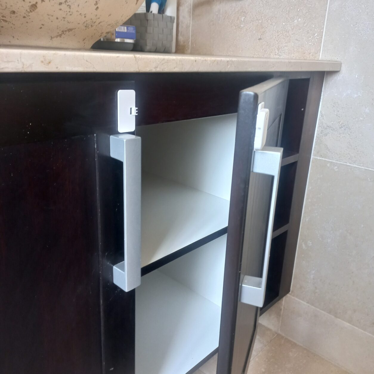 baby-proof-double-door-cabinet-latch