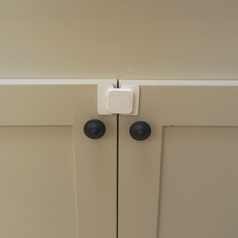 baby-proof-double-door-cabinet-latch