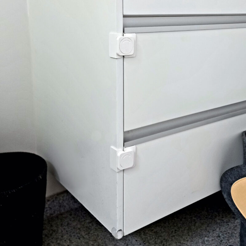 childproof-furniture-lock-for-compactum
