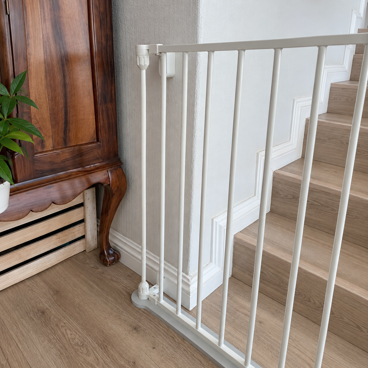 discovery-6-panel-playpen-barrier-gate-showing-mounting-brackets