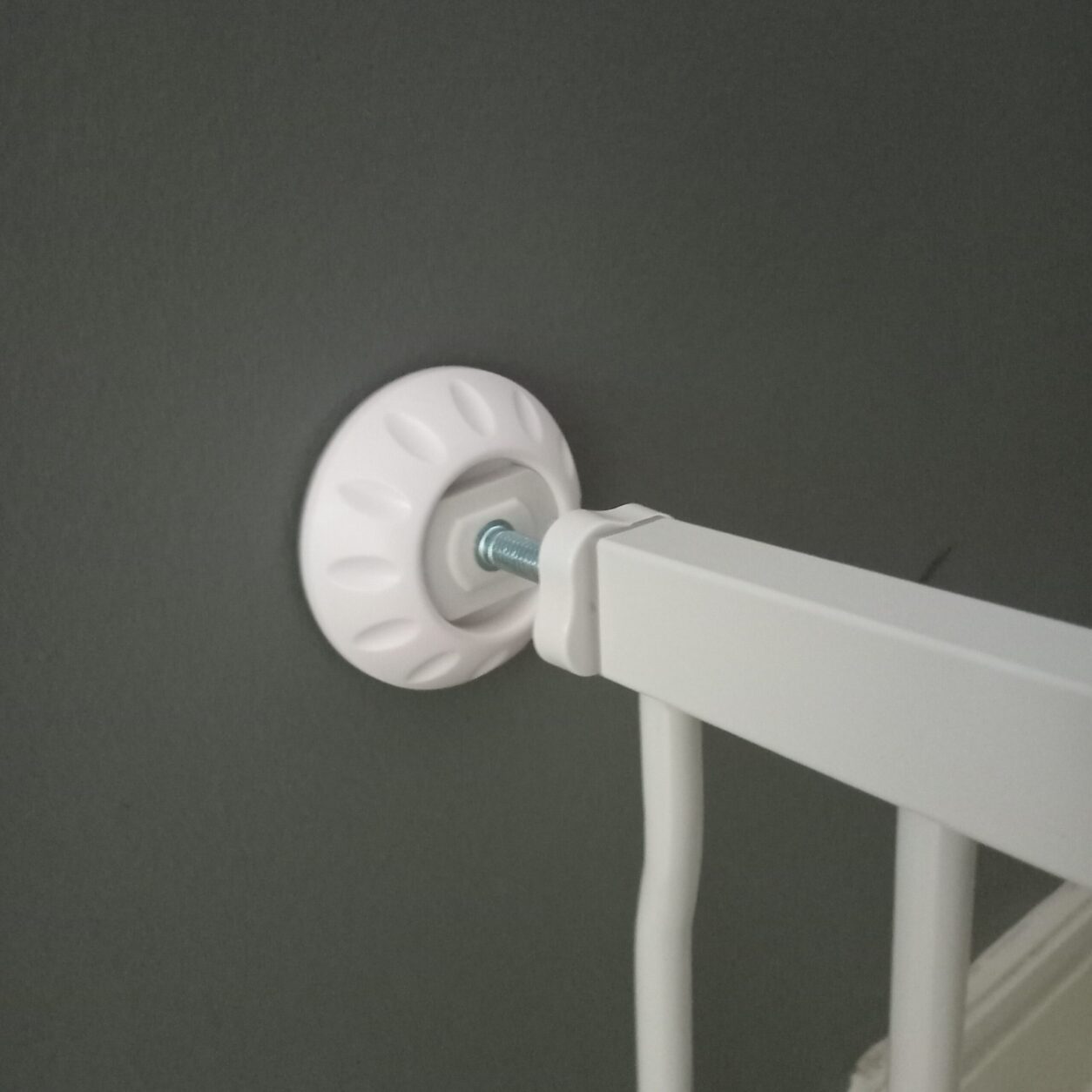 baby-gate-skirting-spacers-for-the-top-tension-knobs