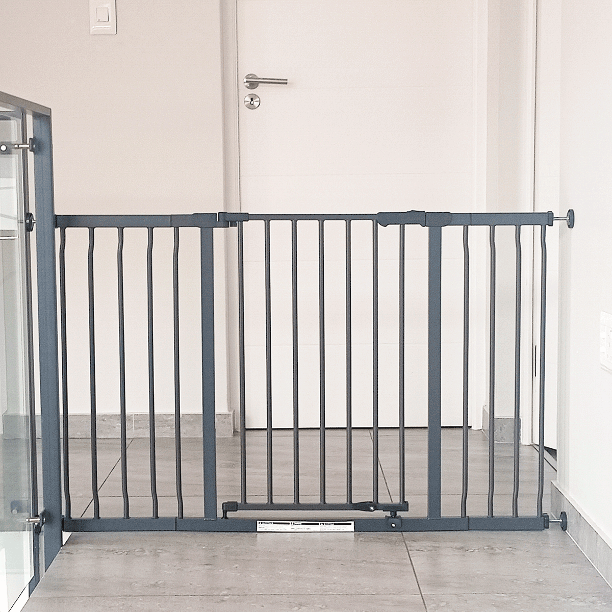 dreambaby-ava-standard-gate-charcoal-with-extensions