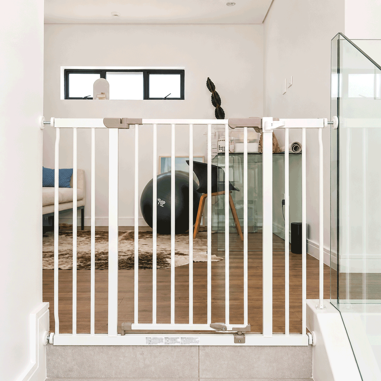 baby-gate-pressure-mounted-to-glass-cut-to-size baby-gate-pressure-mounted-to-glass-cut-to-size