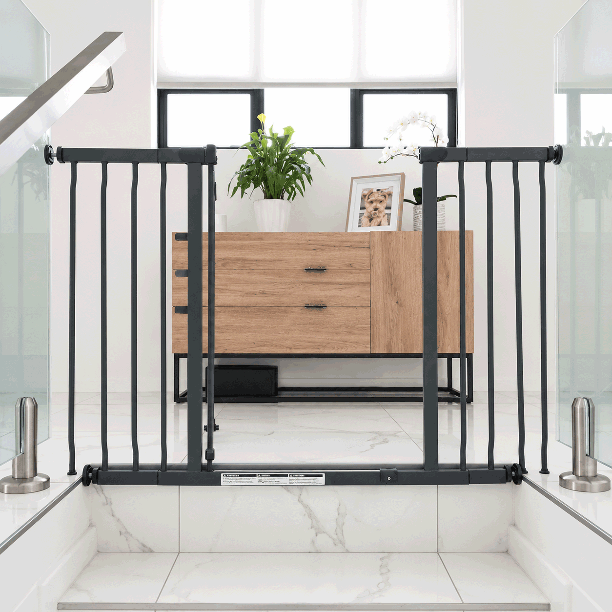 dreambaby-ava-charcoal-gate-G2096-mounted-to-glass dreambaby-ava-charcoal-gate-G2096-mounted-to-glass