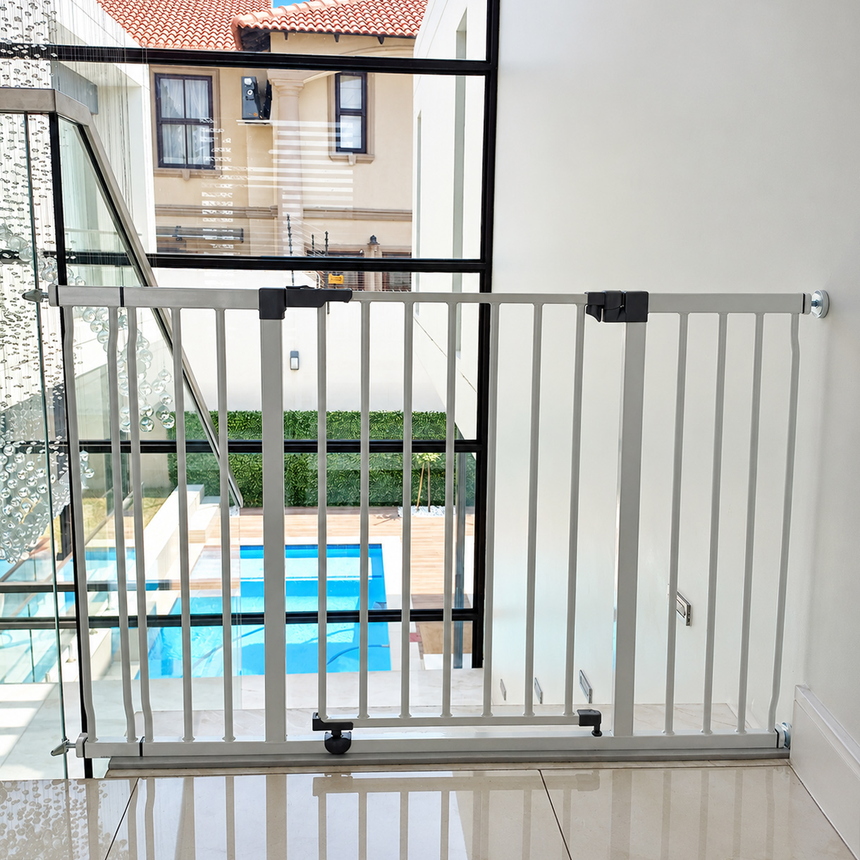 childproof-safety-gate-pressure-mounted-to-glass-balustrade-edge